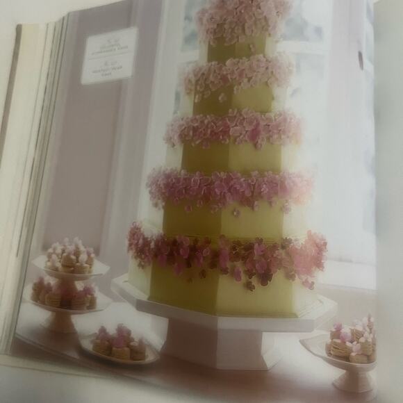 MARTHA STEWART’S WEDDING CAKES 100 INSPIRING CAKES GUIDE FOR THE BRIDE & BAKER. - Picture 11 of 15